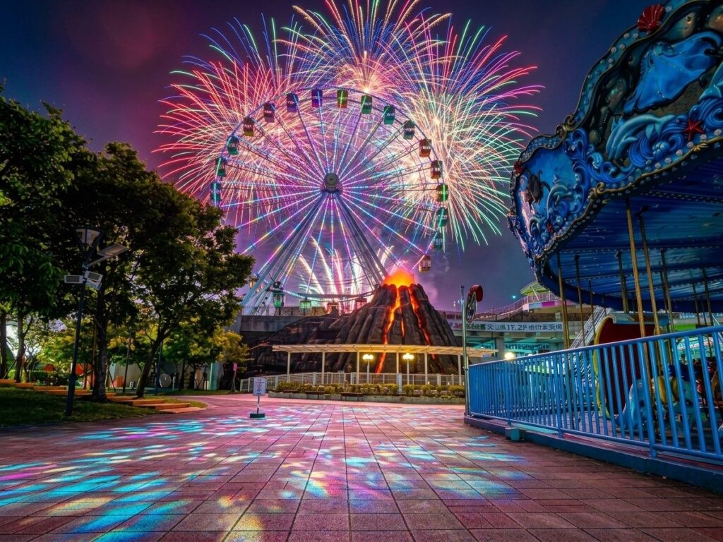 Feu d’artifice au-dessus du parc à Taipei Children's Amusement Park — © Taipei Children's Amusement Park