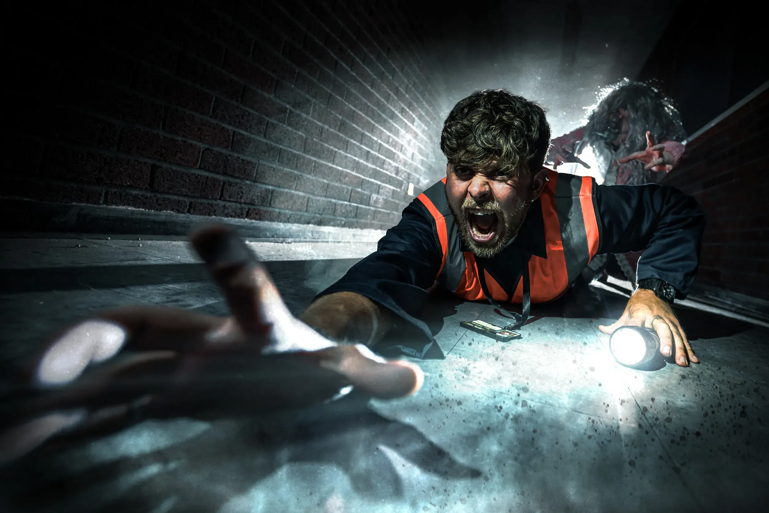 Tenement à Thorpe Park, une seule torche pour tout le groupe – © Thorpe Park