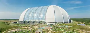Le dôme vu de l’extérieur à Tropical Islands — © Tropical Islands