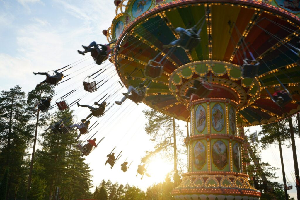 Keinukaruselli le soir à Tykkimäki — © Tykkimäki