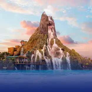 Le volcan Krakatau au coucher du soleil à Universal Volcano Bay — © Universal Volcano Bay