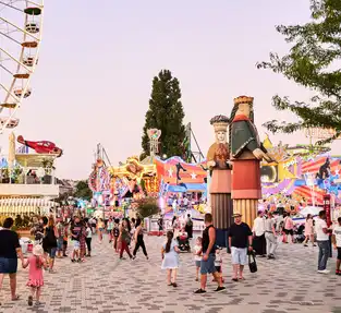 Allées du Wurstelprater au crépuscule à Wiener Prater — © Wiener Prater