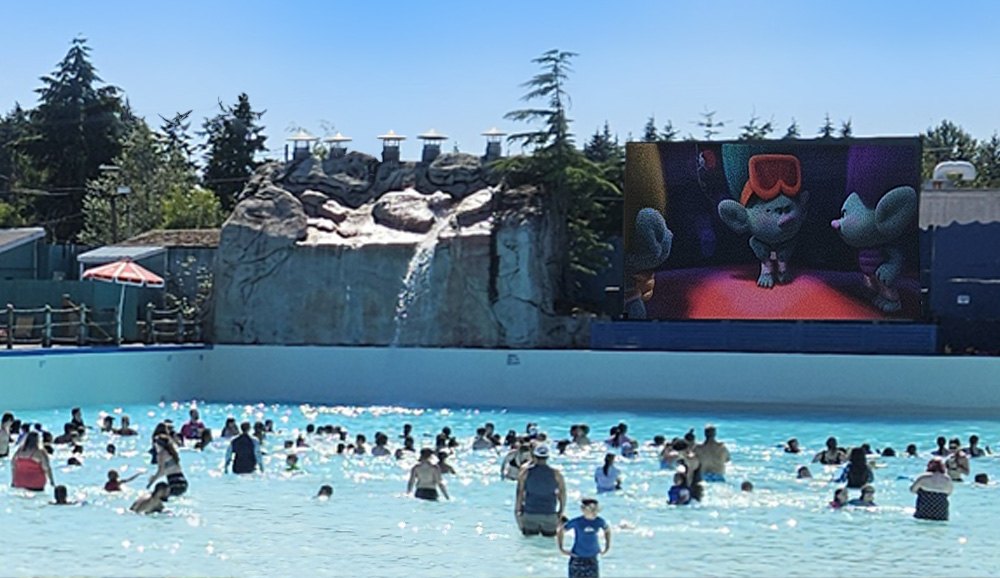 Séance de cinéma sur la piscine à vagues à Wild Waves — © Wild Waves