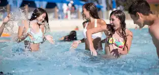 Surf City Wave Pool à Oceans of Fun à Worlds of Fun — © Worlds of Fun