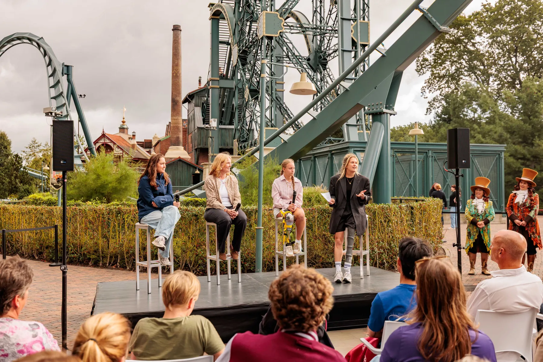 India Hoekman, Iris van Wijk, Veerle et Sophie-Anne Onland au lancement de la SafeStrap – © Efteling