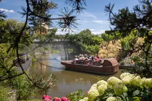 Promenade en barque à Terra Botanica – © Terra Botanica