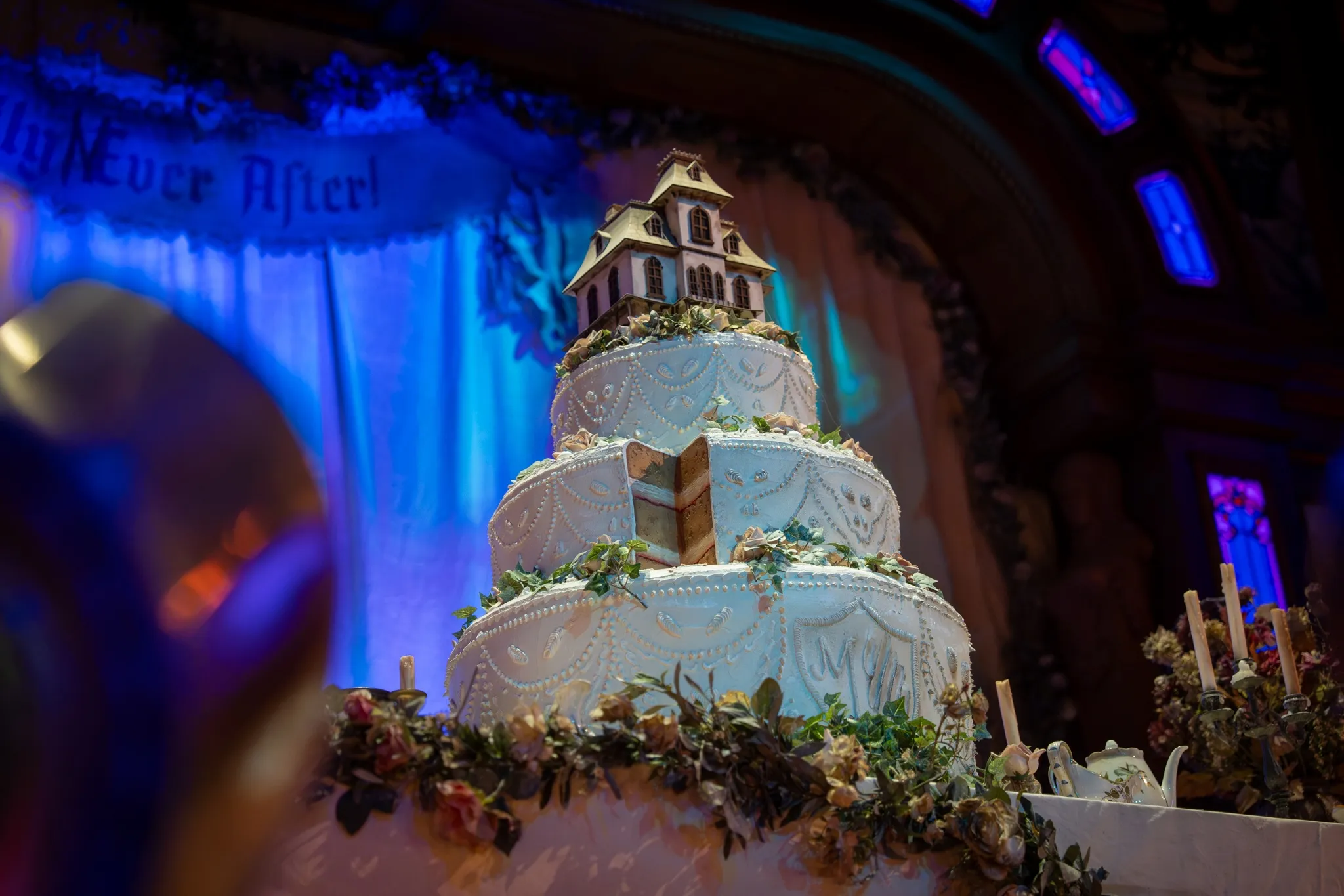 Le gâteau de mariage de Melanie Ravenswood à The Unlucky Nugget Saloon – © Disneyland Paris