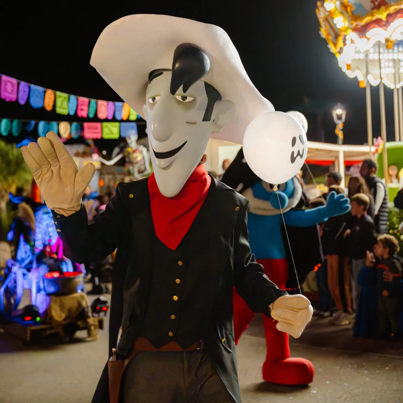 Mascotte en version vampire lors d'une nocturne d'Halloween au Parc Spirou Provence – © Parc Spirou Provence