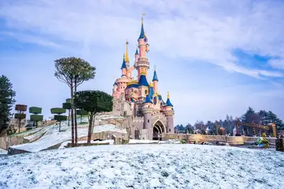 Il a neigé dans les parcs d'attractions : Les plus beaux clichés des parcs