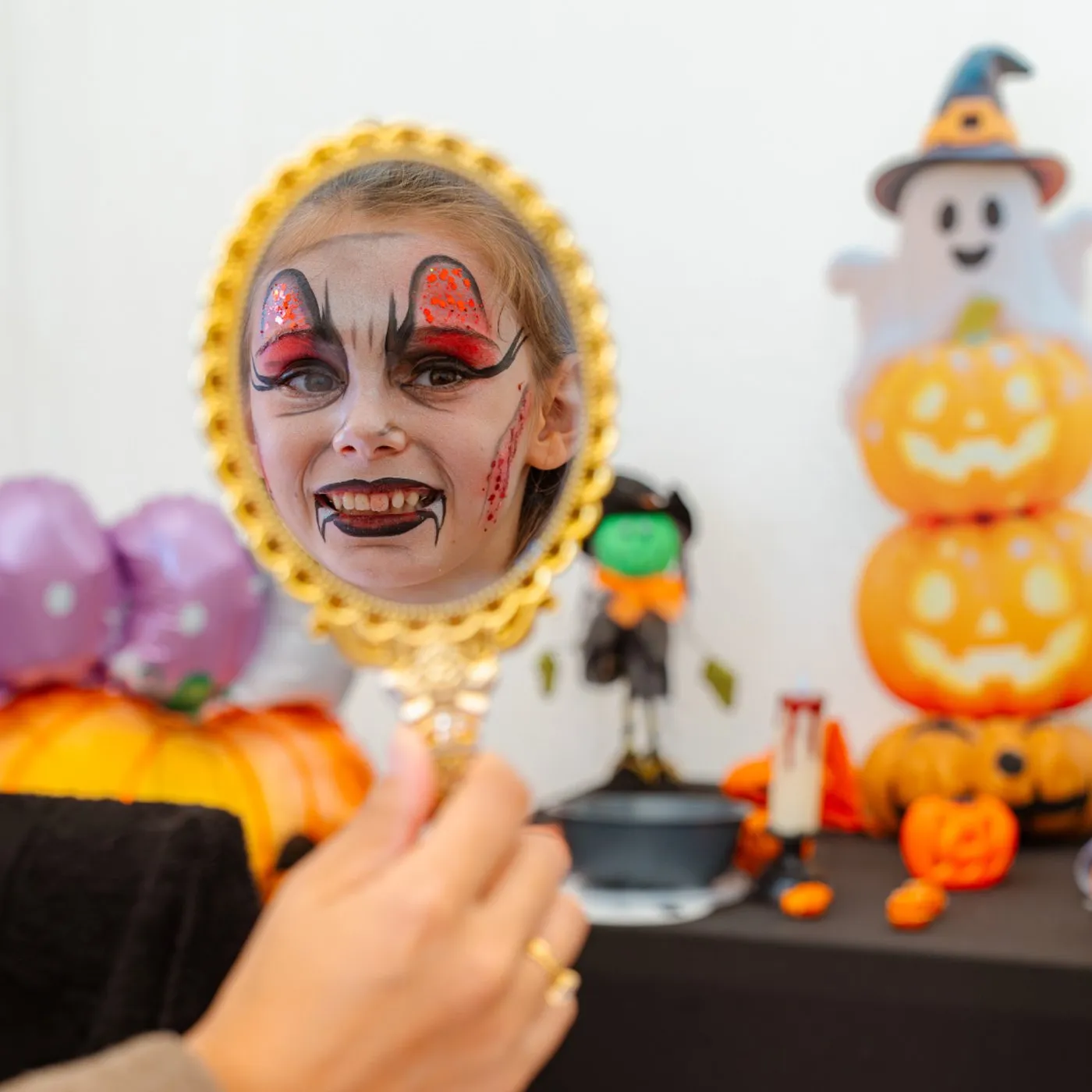 Enfant maquillée en vampire à l'atelier maquillage d'Halloween du Parc Spirou Provence – © Parc Spirou Provence