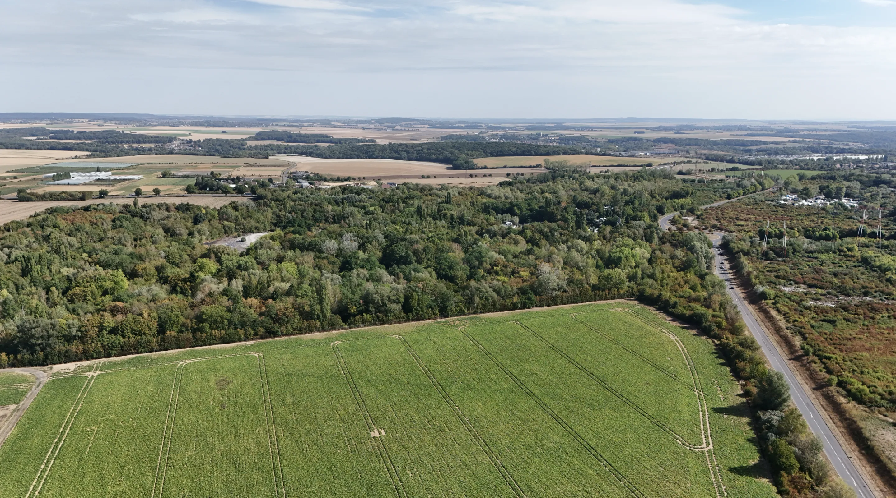 Vue aérienne de la friche de l'ancien parc Mirapolis à Courdimanche, entre champs et boisements – © Ville de Courdimanche