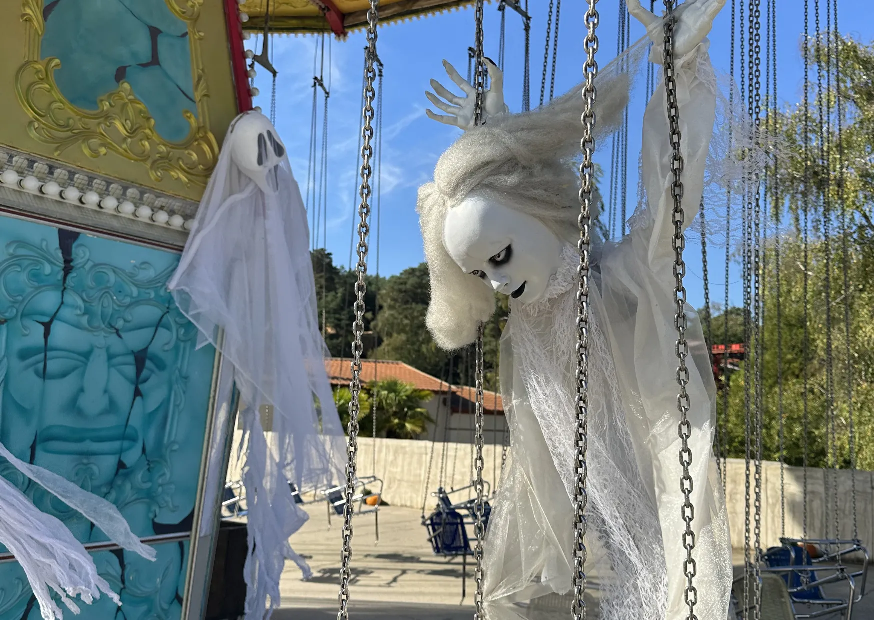 Le Vol des Fantômes, les chaises volantes version Halloween à La Mer de Sable – © La Mer de Sable