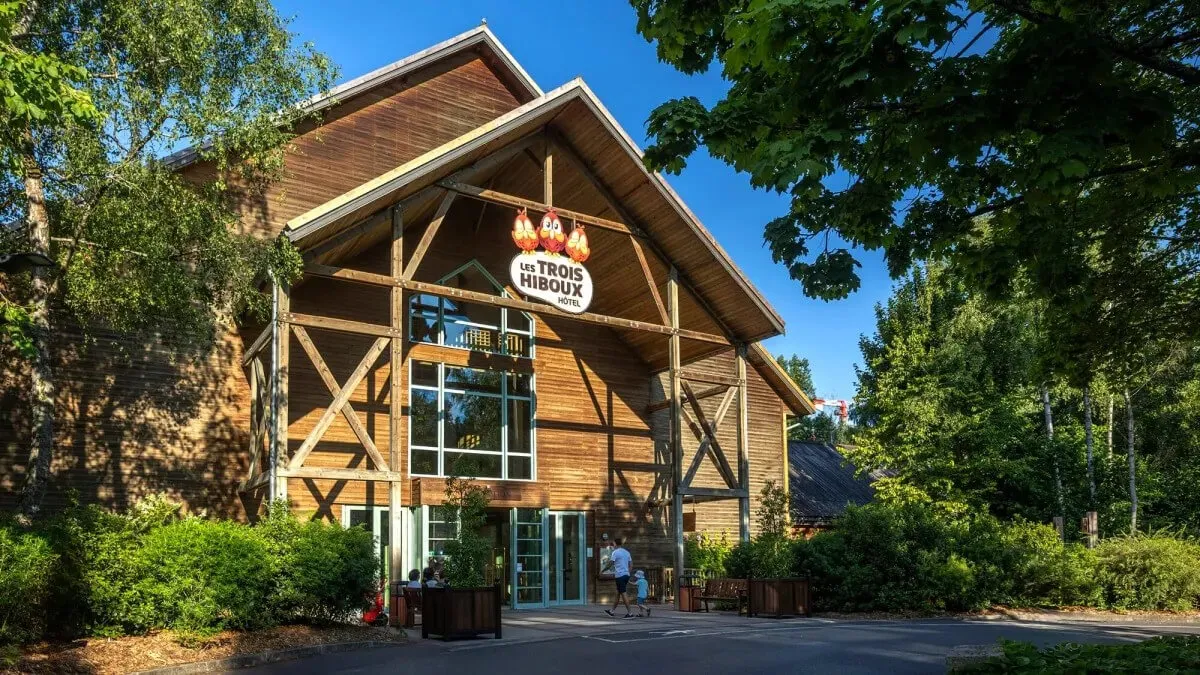 L'entrée de l'hôtel Les Trois Hiboux au Parc Astérix – © Parc Astérix / Hélène Peter