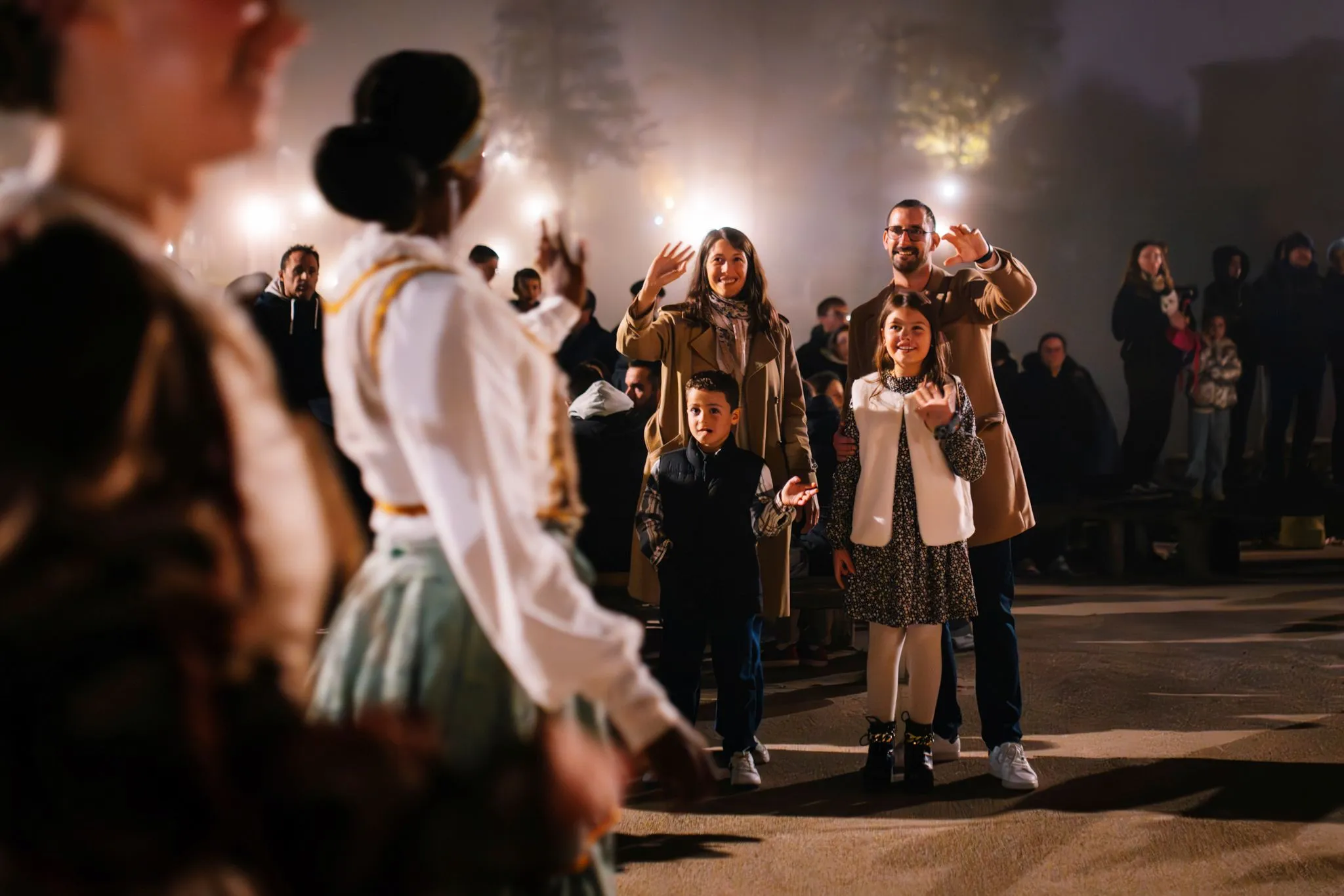 Une famille au spectacle de Noël du Puy du Fou – © Puy du Fou