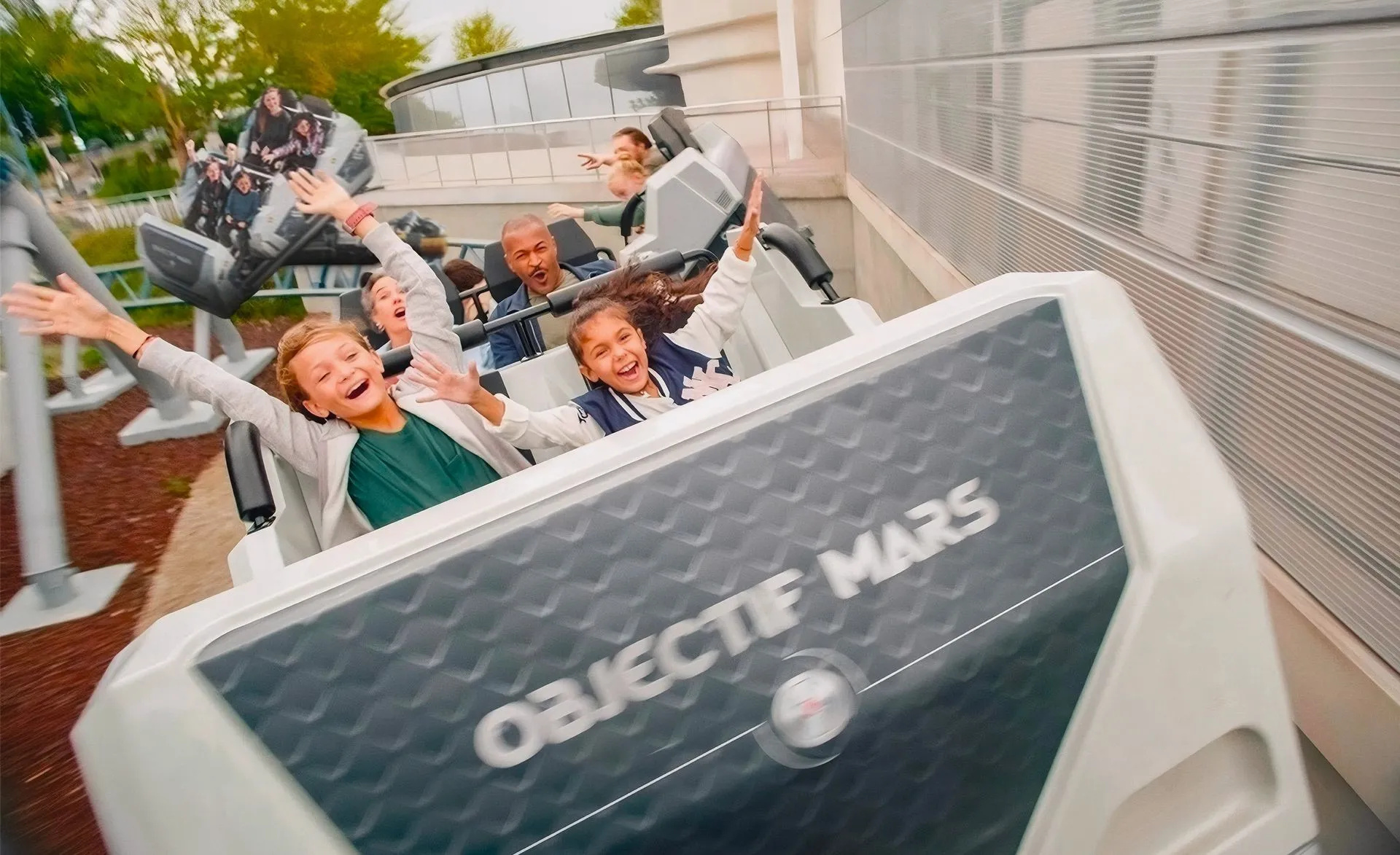 Visiteurs à bord du roller coaster Objectif Mars au Futuroscope