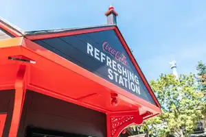 Coca-Cola Refreshing Station à côté du Bobsleigh Suisse