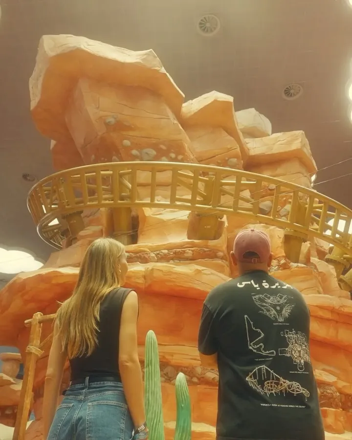 Dynamite Gulch, zone couverte de Warner Bros. World Abu Dhabi – © Warner Bros. World Abu Dhabi