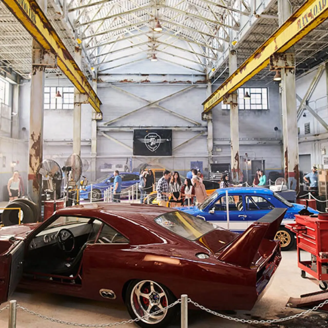 Les voitures exposées dans la file de Fast & Furious Supercharged – © Universal Orlando Resort
