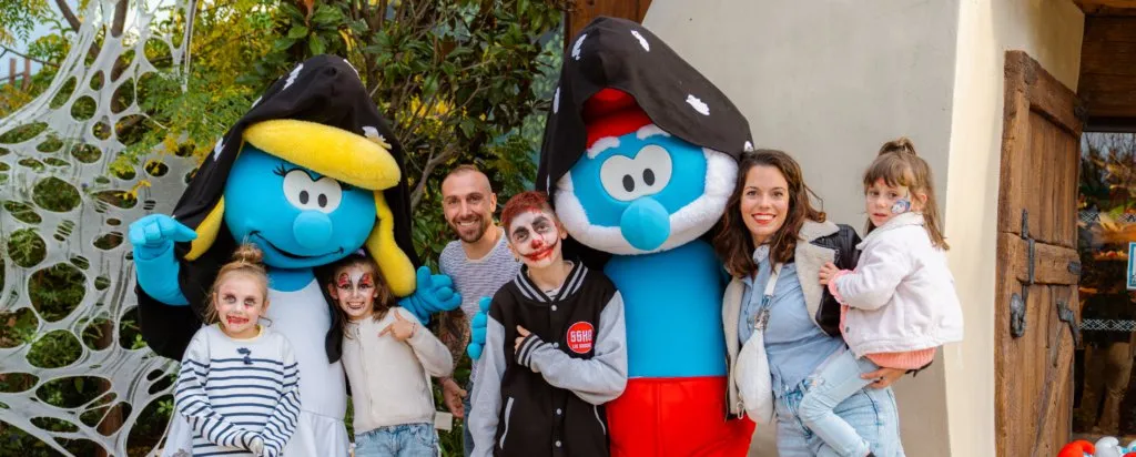 Les Schtroumpfs en tenue de vampires pour Halloween au Parc Spirou Provence – © Parc Spirou Provence