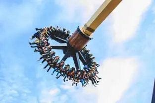 Sky Sifter en plein vol à Attractiepark Slagharen — © Attractiepark Slagharen