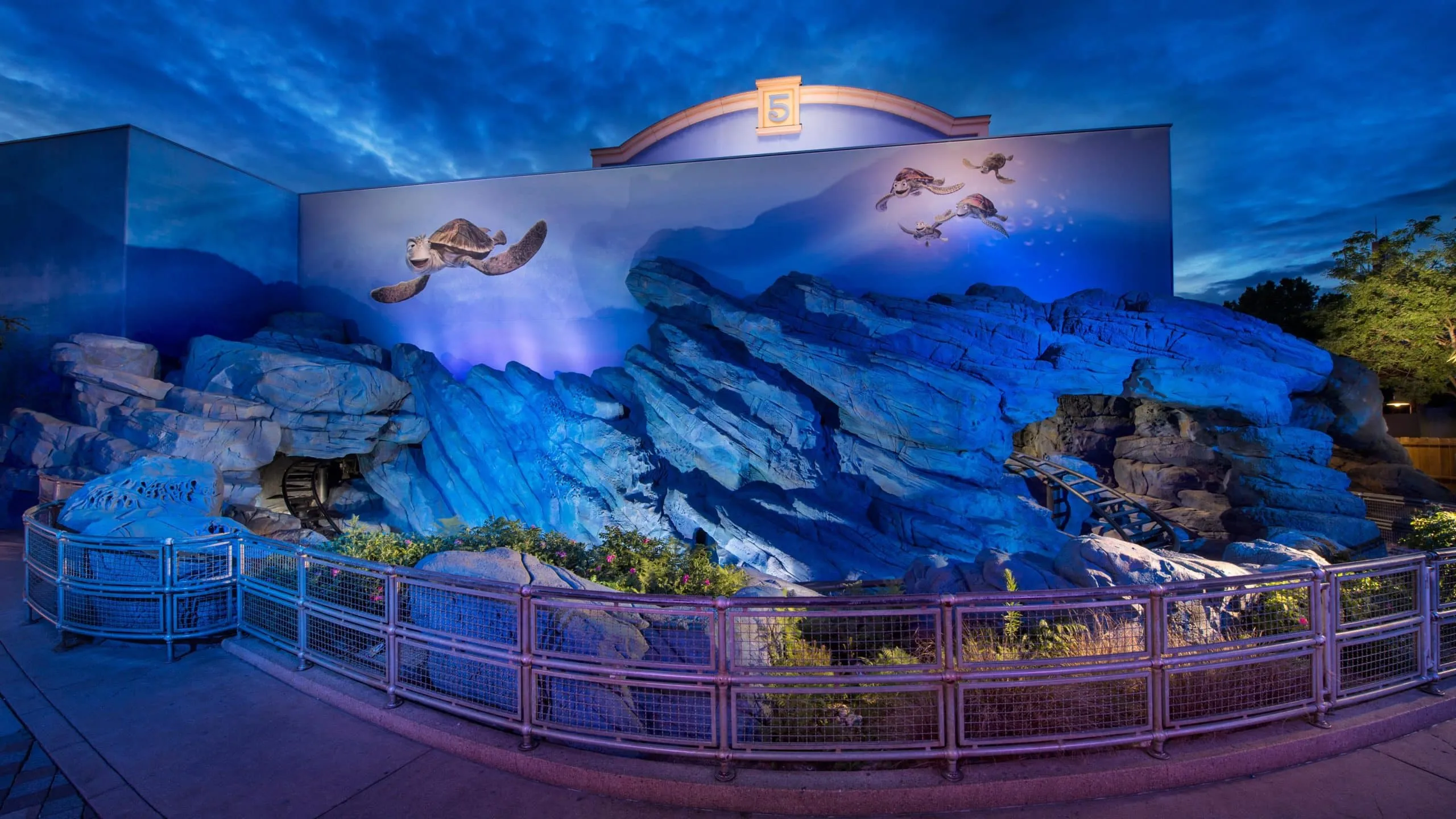 Façade de Crush's Coaster de nuit – © Disneyland Paris