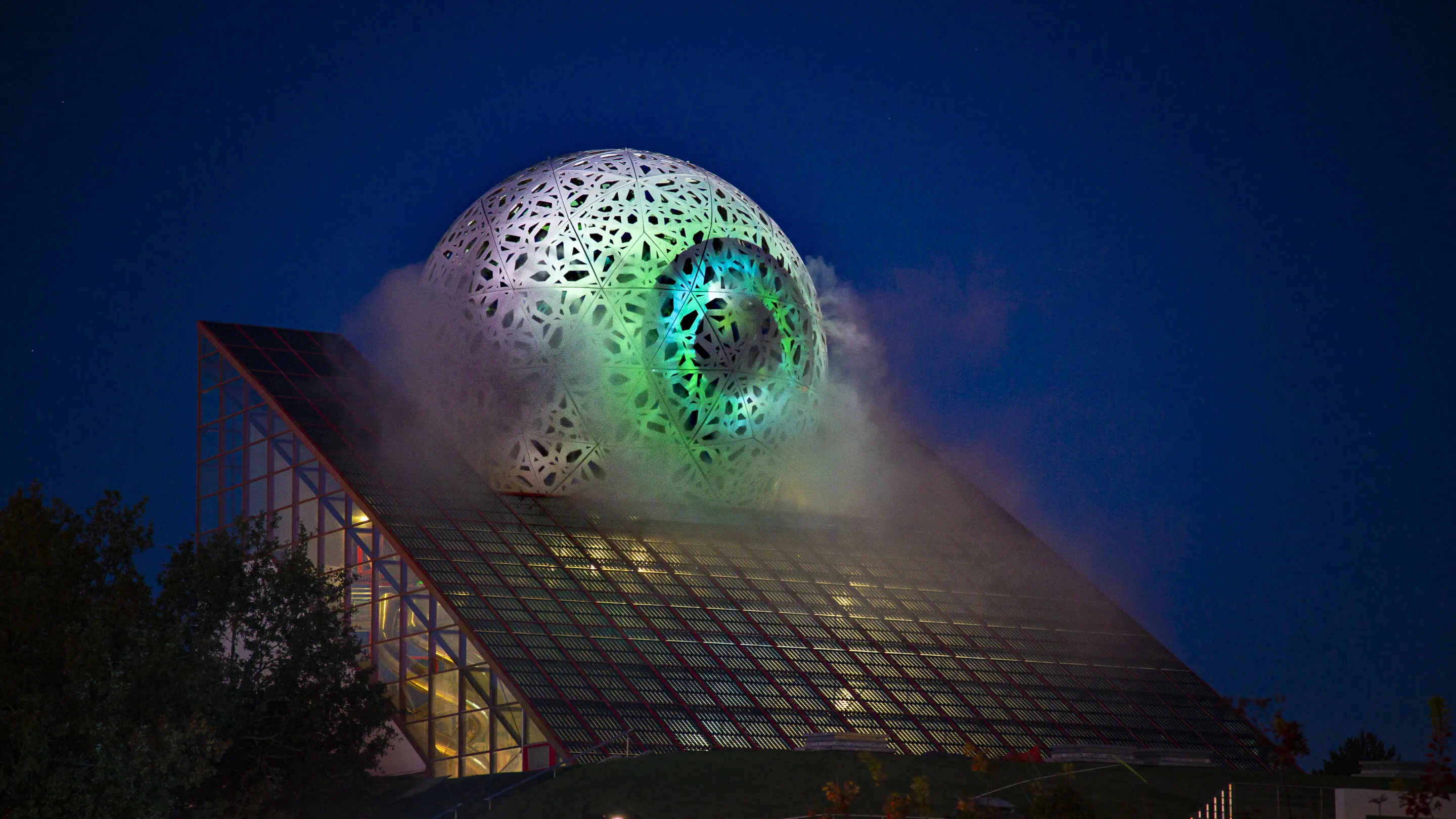 Le Kinémax transformé en œil géant pour Futuroween – © Futuroscope