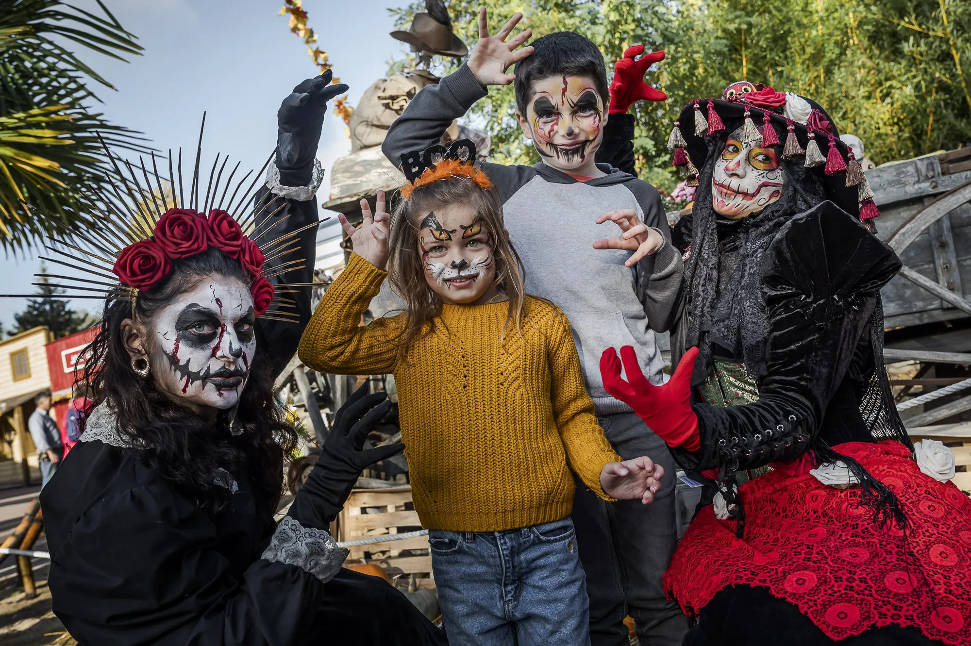 Personnages d'Halloween et enfants maquillés à l'Épouvantable Mer de Sable – © La Mer de Sable / S. Cambon