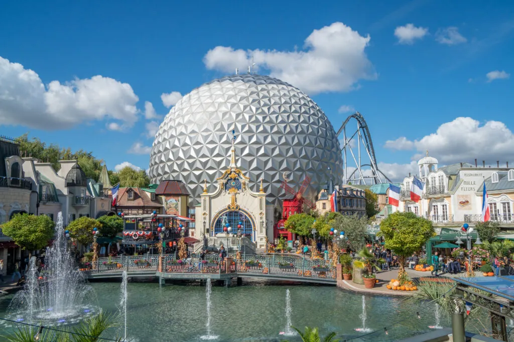 Photo prise à Europa-Park avec le CanCan Coaster en premier plan et le Silver Star en 2e plan