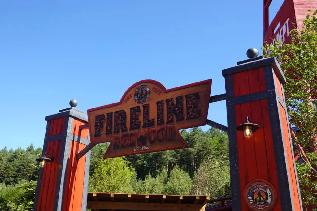 La flèche de 28 mètres de Fireline Redwood dissimulée dans un séquoia géant