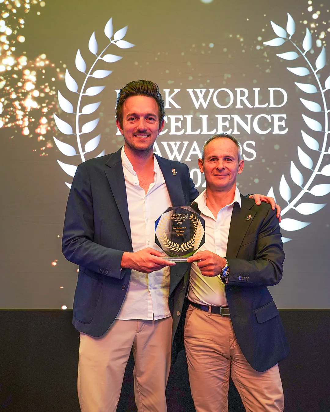 La direction de Nigloland avec le trophée Best Regional Park aux Park World Excellence Awards 2026 à Londres – © Nigloland