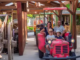 Tractocabines, famille à bord à Terra Botanica – © Terra Botanica
