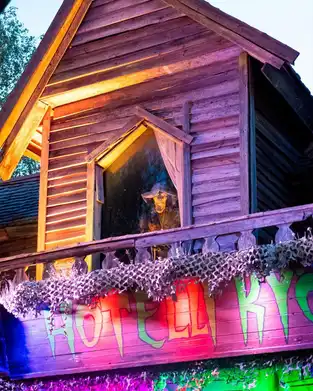 Kyöpelinvuoren hotelli à Linnanmäki — © Linnanmäki
