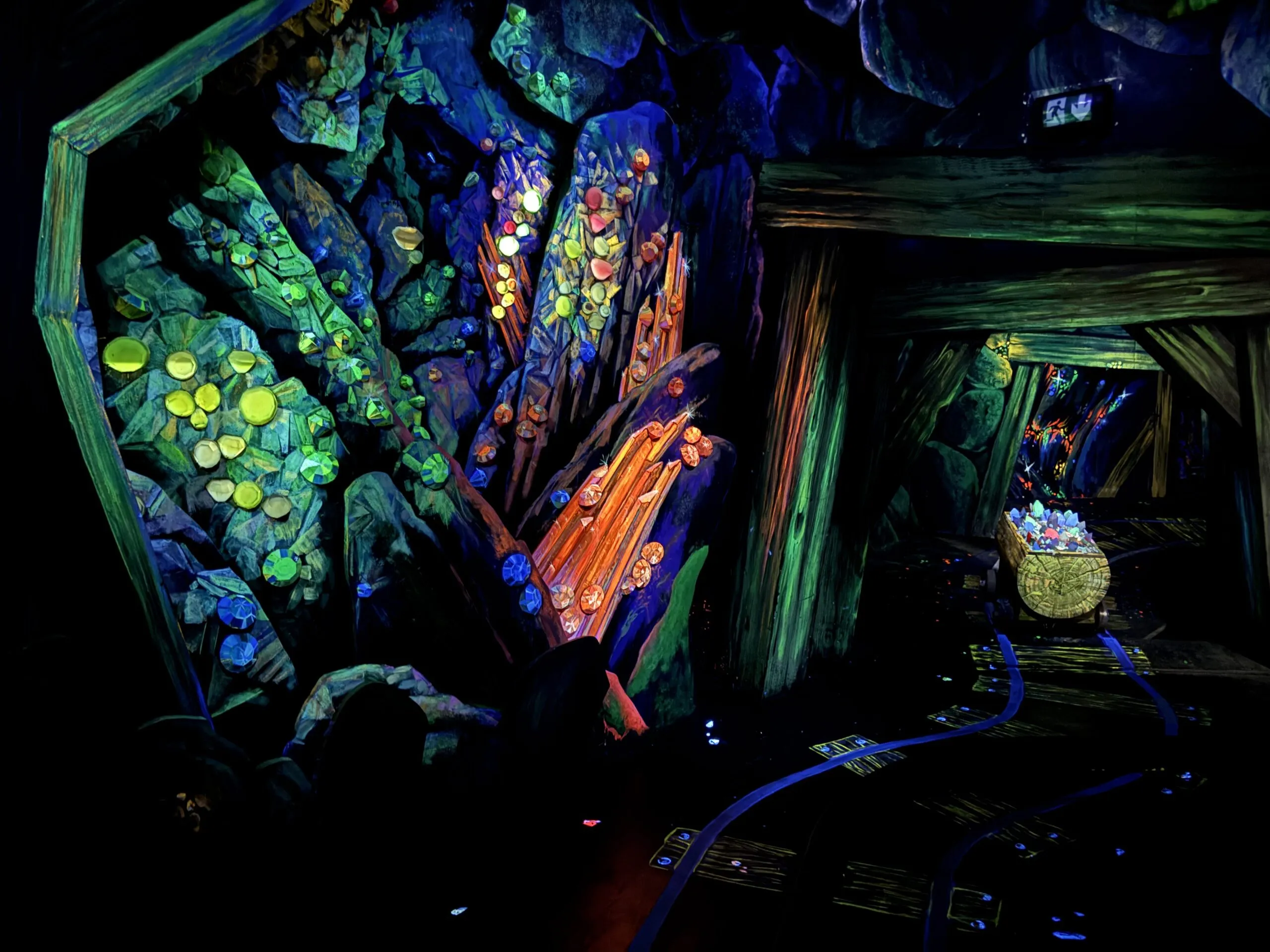Les équipes au travail sur l'attraction Blanche-Neige et les Sept Nains – © Disneyland Paris