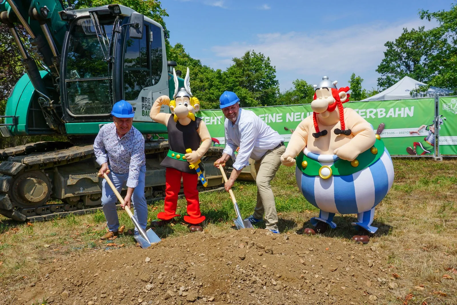 Coup de pioche de la nouvelle zone 2027 de Belantis avec Astérix et Obélix – © EVENT PARK GmbH / BELANTIS