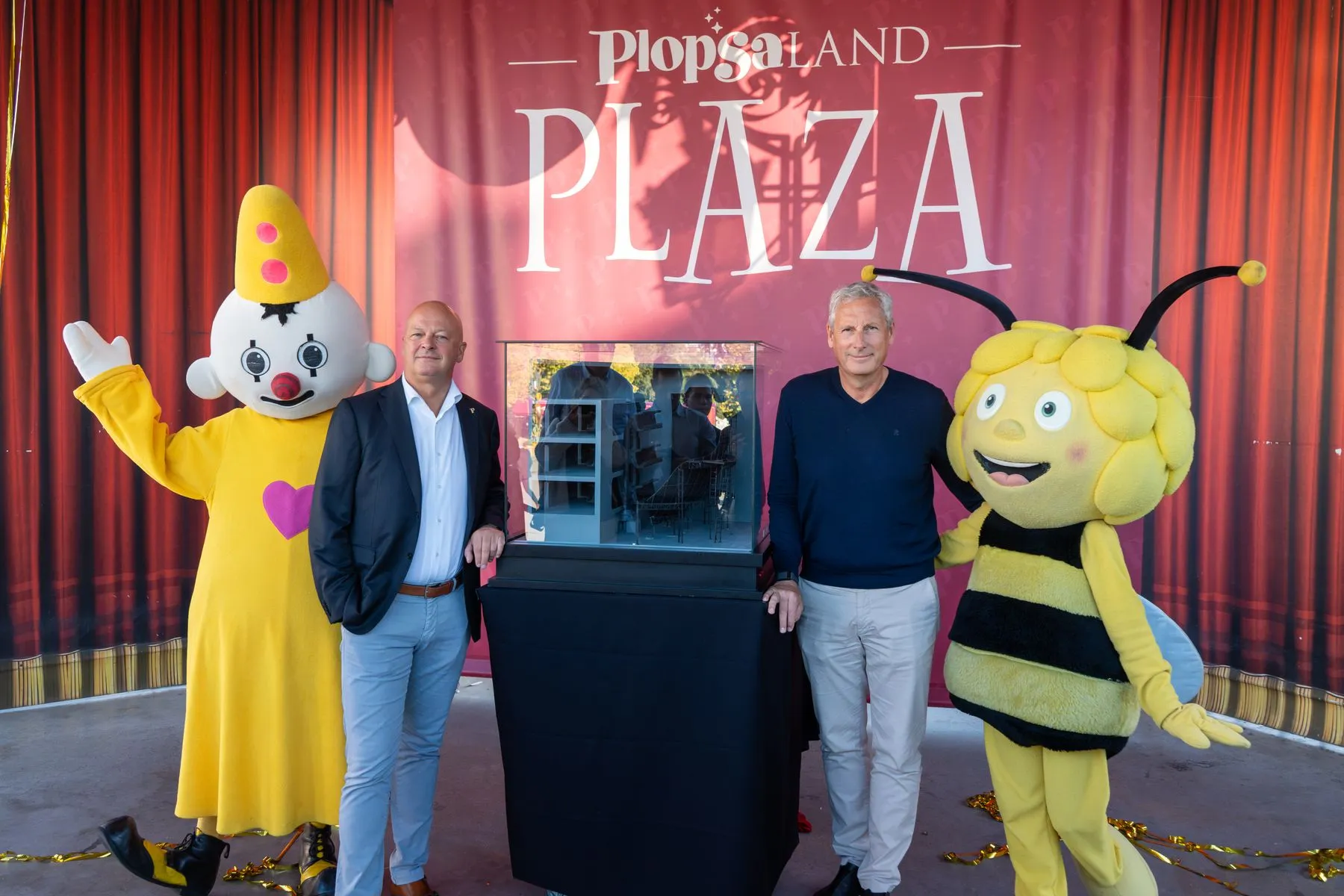 Présentation de la maquette de Plopsaland Plaza avec Carl Lenaerts, Bumba et Maya – © Plopsa