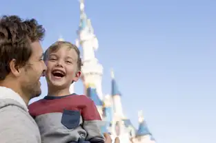 Un père et son enfant devant le Château de la Belle au Bois Dormant – © Disney