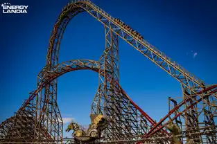Le coaster hybride Zadra et sa structure en bois dans la Dragon Zone d'Energylandia