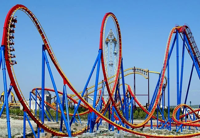Superman La Atracción de Acero à Parque Warner Madrid – © Parques Reunidos / Parque Warner Madrid