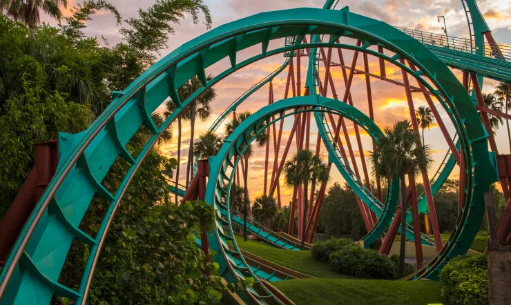 Un train de Kumba dans une inversion à Busch Gardens Tampa Bay – © Busch Gardens Tampa Bay