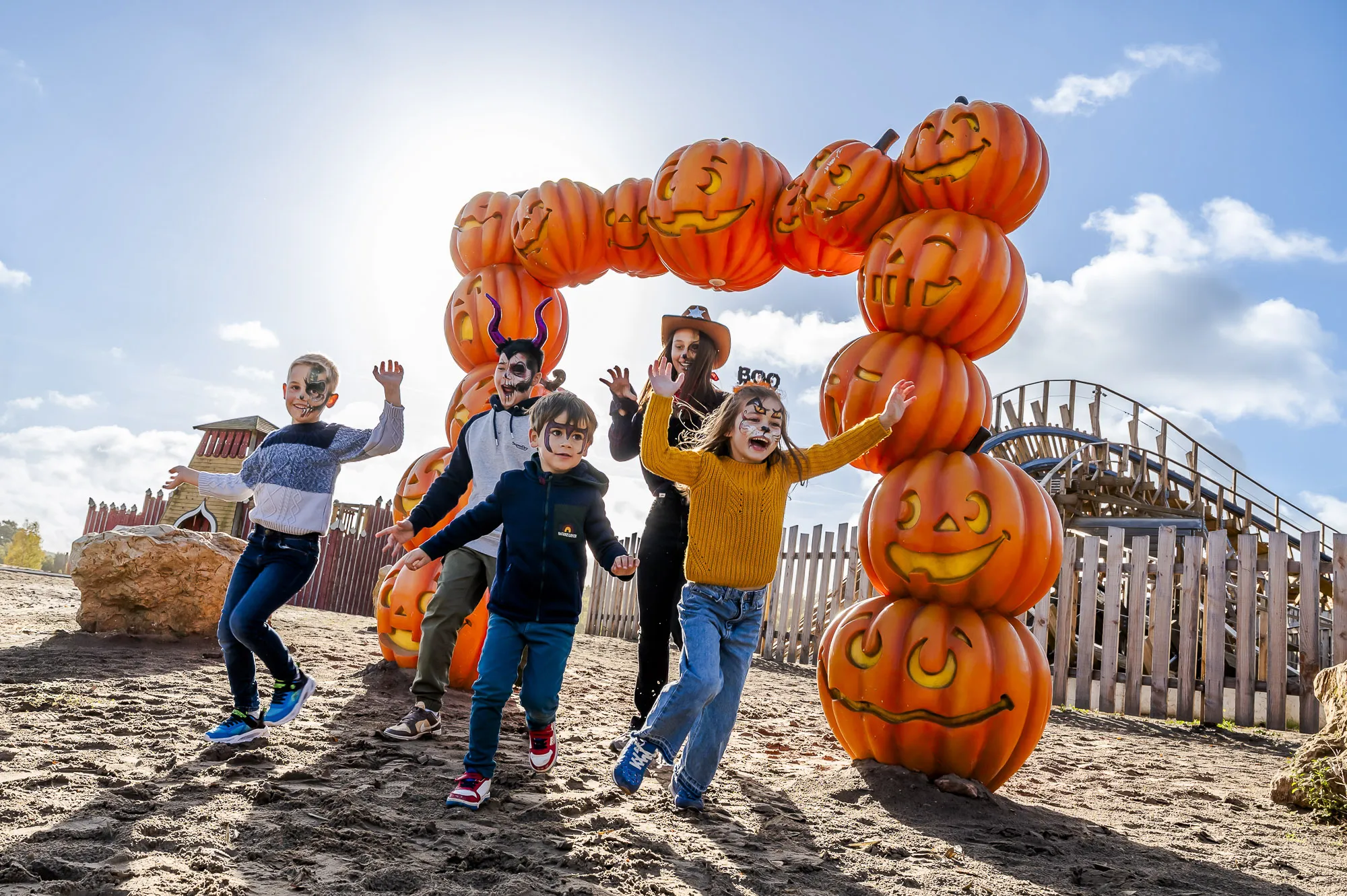 Famille sous l'arche de citrouilles de l'Épouvantable Mer de Sable – © La Mer de Sable / S. Cambon