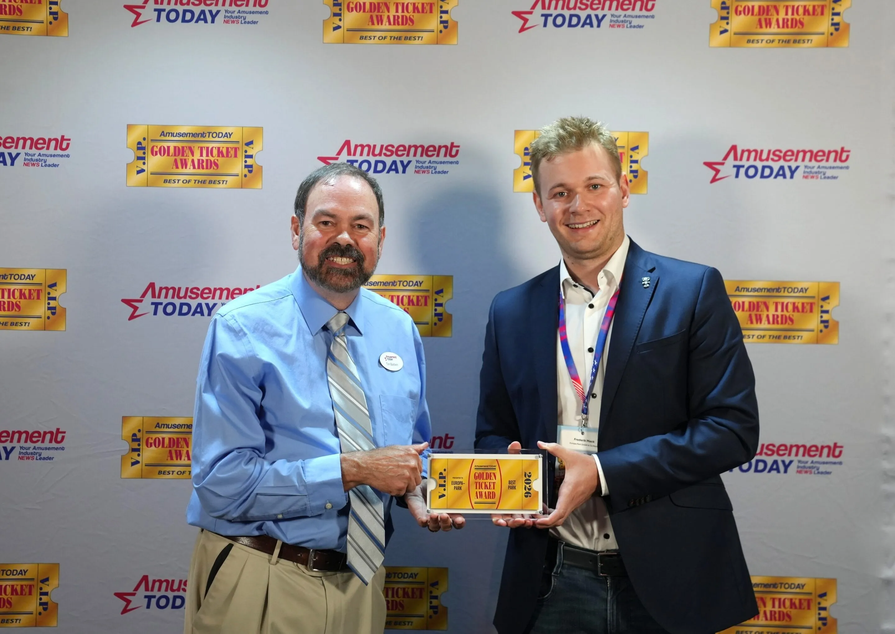 Frederik Mack reçoit le Golden Ticket Award 2026 de Tim Baldwin d'Amusement Today – © Europa-Park
