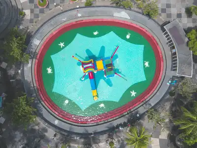 Rainbow Splash Pool
