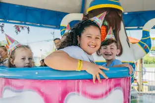 Enfants sur les Tea Cups à Adventureland Long Island — © Adventureland Long Island