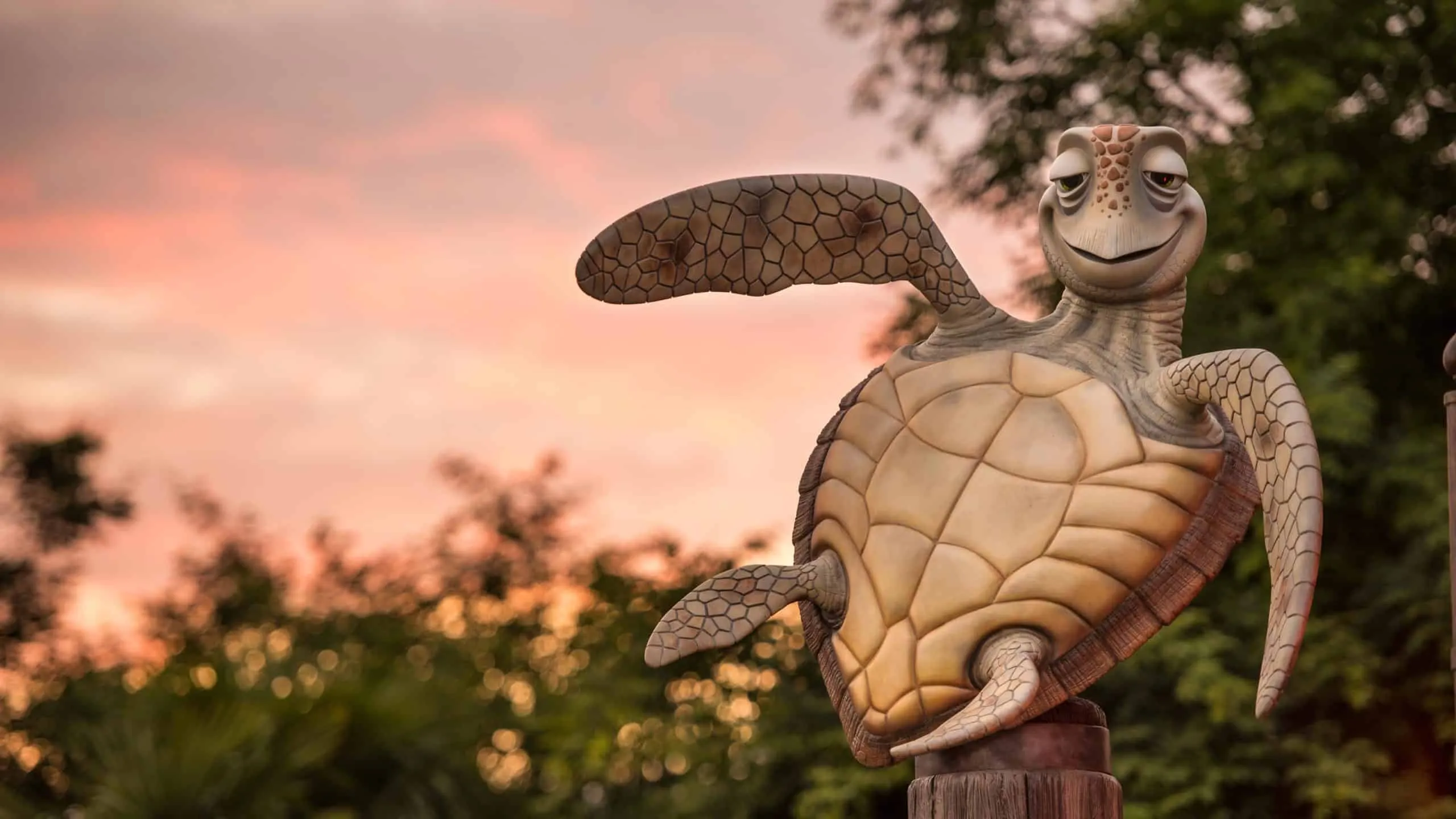 Statue de Crush au coucher du soleil – © Disneyland Paris