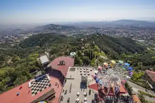 Vue aérienne du parc et de Barcelone à Tibidabo — © Tibidabo