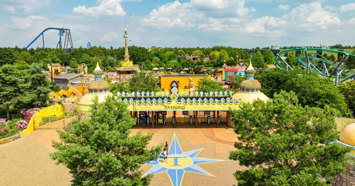 Vue aérienne de Port Laguna, la zone d'entrée de Toverland – © Toverland