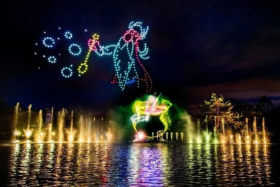 Drones et jets d'eau du spectacle Astérix et la Potion d'Étoiles sur le lac du Parc Astérix