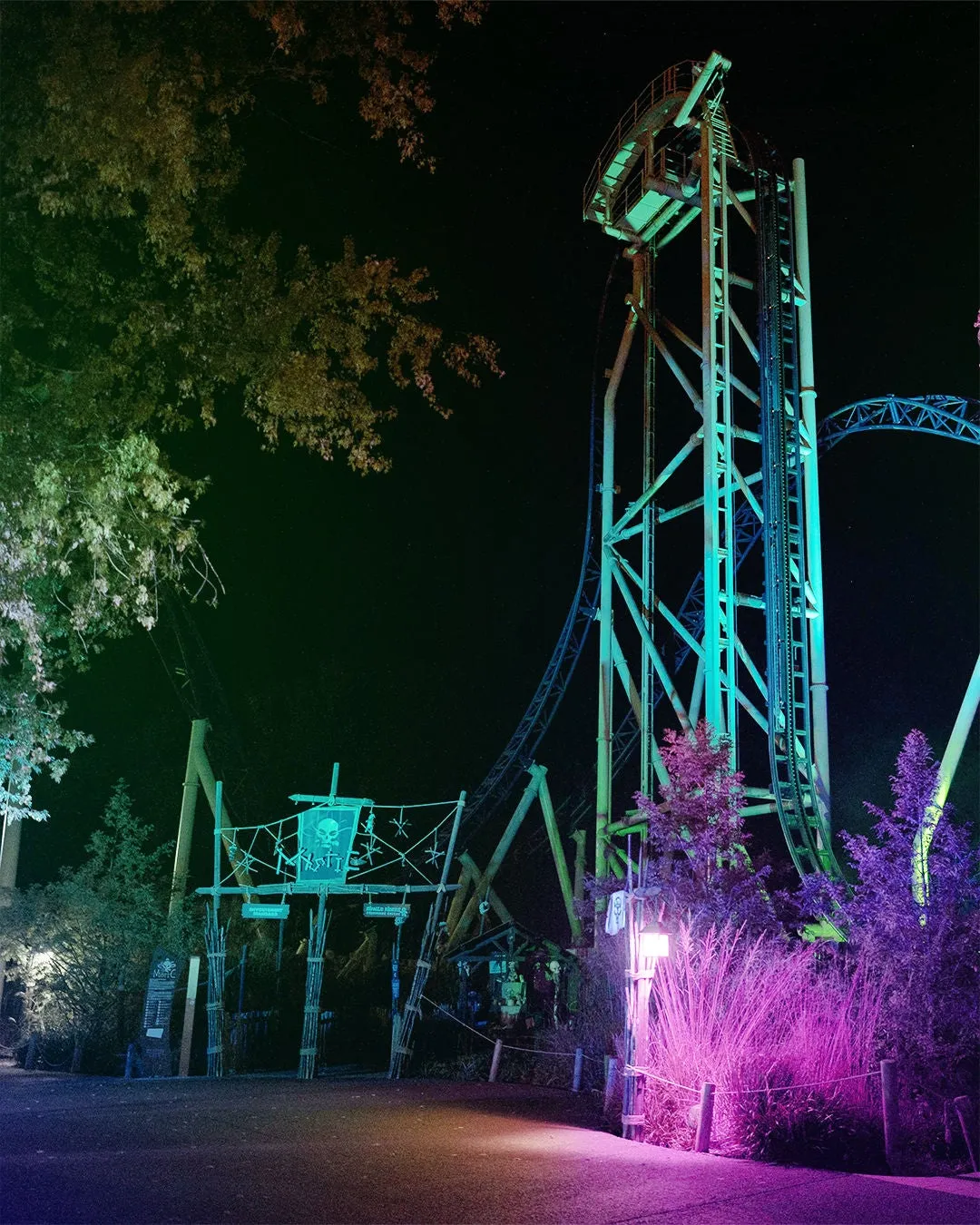 Le coaster Mystic éclairé de nuit pendant Halloween à Walibi Rhône-Alpes – © Walibi Rhône-Alpes / Benoit Gillardeau