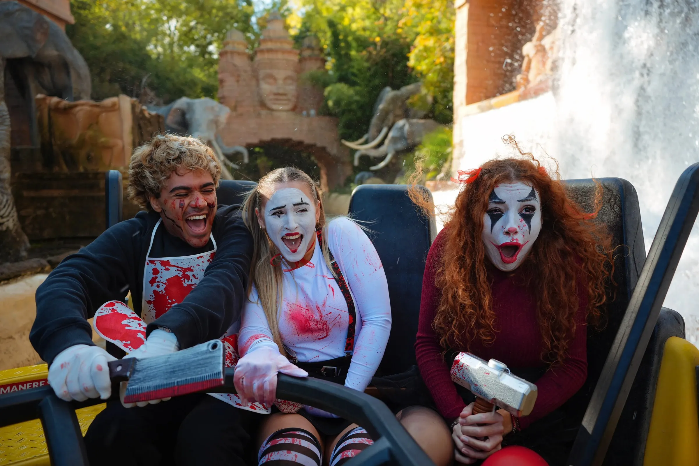 Visiteurs grimés sur un grand huit à Gardaland Magic Halloween – © Gardaland