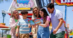 Famille en visite à Santa Cruz Beach Boardwalk — © Santa Cruz Beach Boardwalk